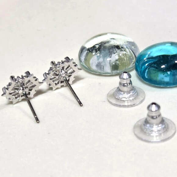 ❄️❄️Swarovski Magic Earrings Snowflake Studs Clear Crystal Silver Tone Whimsical - Picture 4 of 7